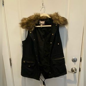 Forever 21 women’s large faux fur Utility vest